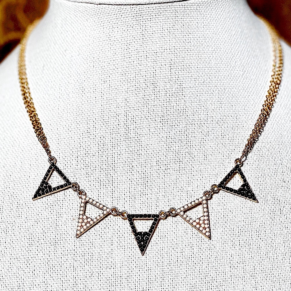 💚3/20$5/25💚triple chain black and white alternating beaded triangle necklace